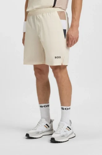 Aktiva tennisshorts med fukttransporterande egenskaper