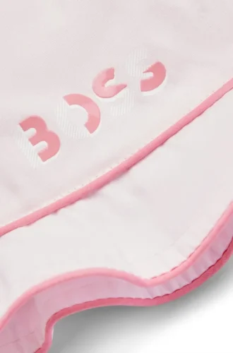 Babyhatt med logotryck i rosa poplin