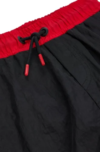 Badshorts för barn med vertikalt logotryck