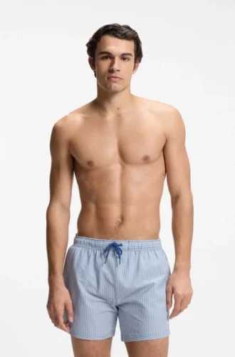 Badshorts med broderad logotyp i randigt seersuckertyg