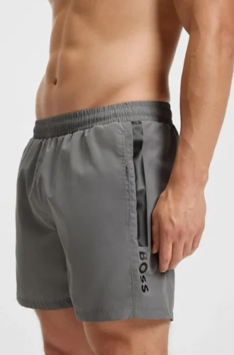 Badshorts med logotyp och rand