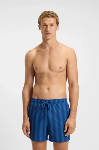 Badshorts med logotyp och ränder