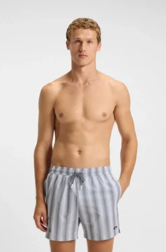 Badshorts med logotyp och ränder