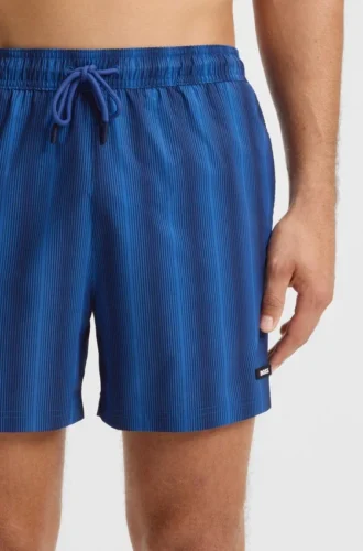 Badshorts med logotyp och ränder