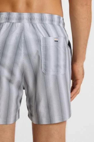 Badshorts med logotyp och ränder