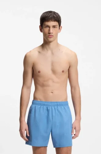 Badshorts med logotyper över hela plagget