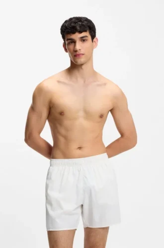 Badshorts med logotyper över hela plagget