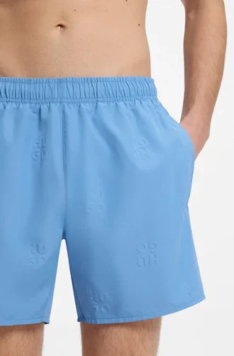 Badshorts med logotyper över hela plagget