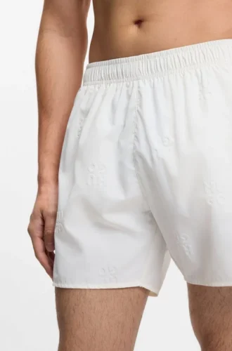 Badshorts med logotyper över hela plagget
