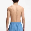 Badshorts med logotyper över hela plagget