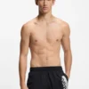 Badshorts med metalliskt delat logo