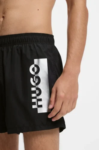 Badshorts med metalliskt delat logo
