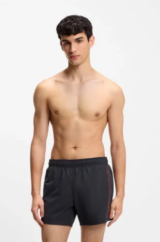 Badshorts med upprepade logotyper