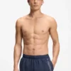 Badshorts med upprepade logotyper
