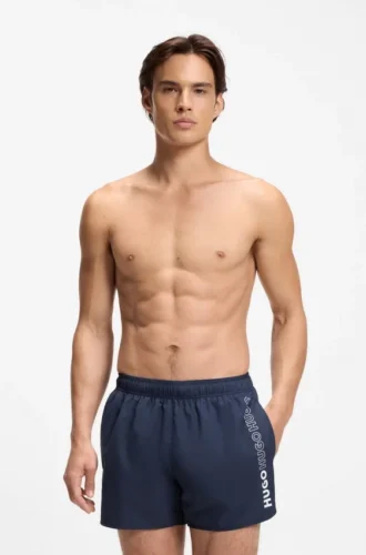 Badshorts med upprepade logotyper