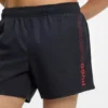 Badshorts med upprepade logotyper