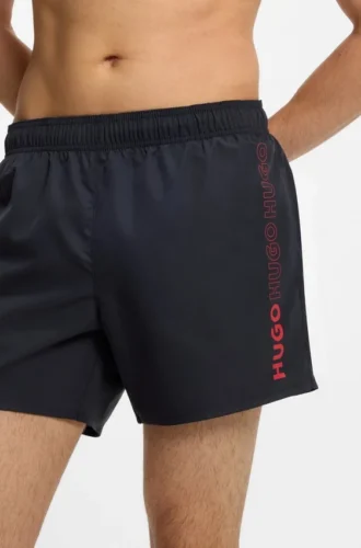 Badshorts med upprepade logotyper