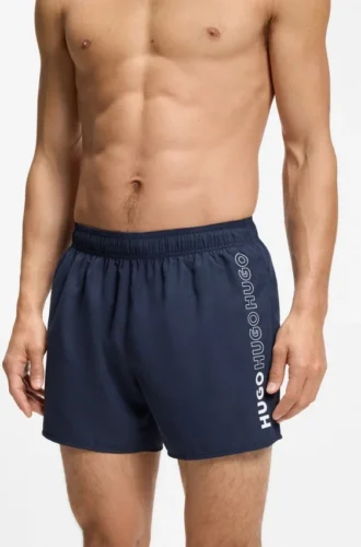 Badshorts med upprepade logotyper