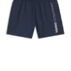 Badshorts med upprepade logotyper