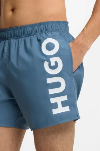 Badshorts med vertikalt logotryck