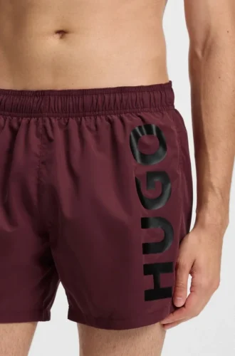 Badshorts med vertikalt logotryck