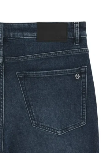 Blå jeans med avsmalnande passform i bekväm stretchdenim
