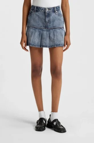 Blå minikjol i styv denim med halvplissering