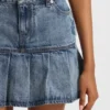 Blå minikjol i styv denim med halvplissering