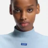 Blå topp med logotyp i stretchbomull