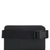 Bältesväska i kornmönstrat läder med kantband med staplade logotyper
