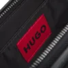 Bältesväska i kornmönstrat läder med kantband med staplade logotyper