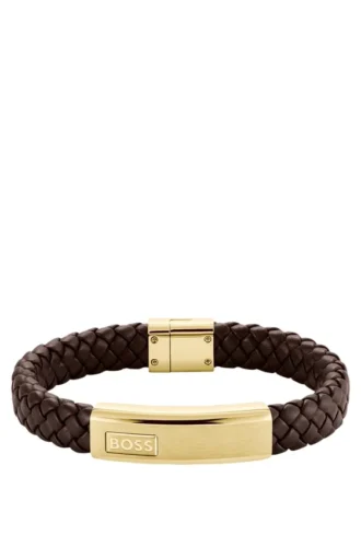 Brunt flätat läderarmband med guldfärgad logotyp