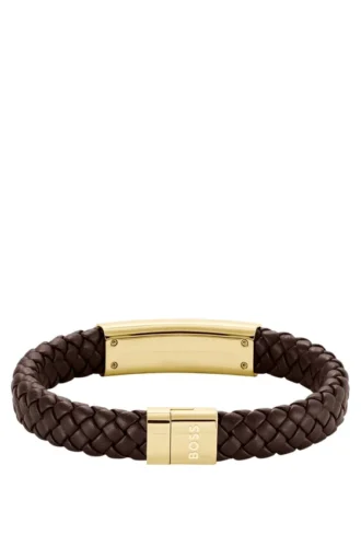 Brunt flätat läderarmband med guldfärgad logotyp