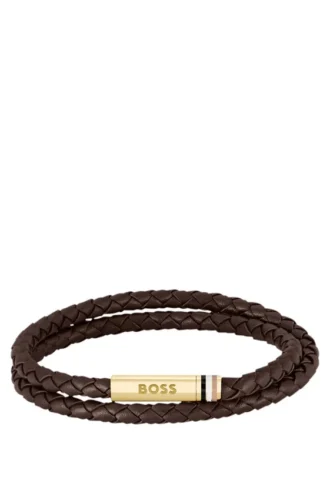 Brunt flätat läderarmband med logotyp på låset