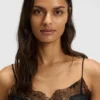 Camisole i satin med spetsdetaljer
