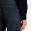 Delaware-jeans i smal passform i blå denim med mekanisk stretch Delaware-jeans i smal passform i blå denim med mekanisk stretch