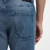 Delaware-jeans i smal passform i blått lättviktigt denim Delaware-jeans i smal passform i blått lättviktigt denim