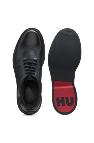Derbyskor i läder med perforerade monogram