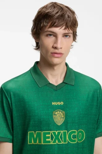 Fotbollst-shirt i avslappnad passform med landsdetaljer