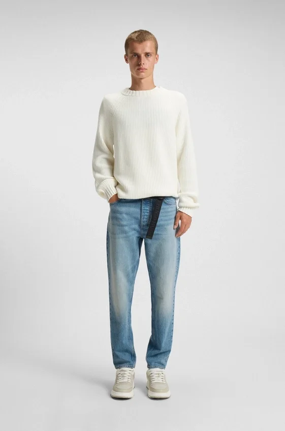 Grönaktiga jeans med avsmalnande passform i stretchdenim Grönaktiga jeans med avsmalnande passform i stretchdenim