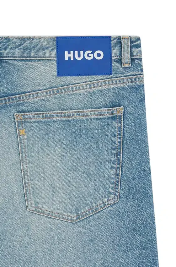 Grönaktiga jeans med avsmalnande passform i stretchdenim Grönaktiga jeans med avsmalnande passform i stretchdenim