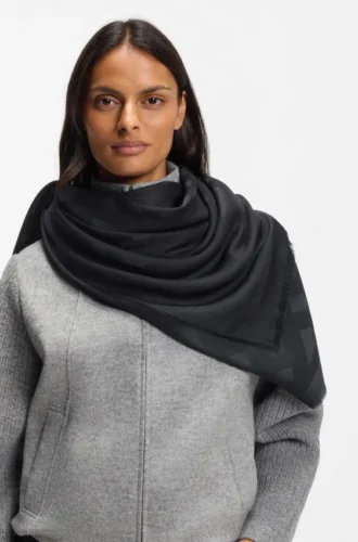 Halsduk i modal och ull med monogram