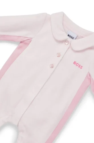 Heltäckande overall i sammet för spädbarn med broderad logotyp