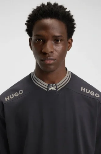 HUGO x RB bomullst-shirt med logotyper och kontrastkant