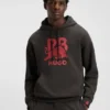 HUGO x RB-hoodie med tjurmotiv i bomullsfrotté HUGO x RB-hoodie med tjurmotiv i bomullsfrotté