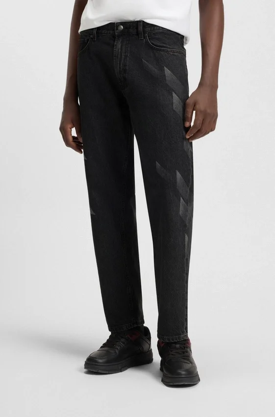 HUGO x RB-jeans i avslappnad passform med lasergraverat mönster HUGO x RB-jeans i avslappnad passform med lasergraverat mönster