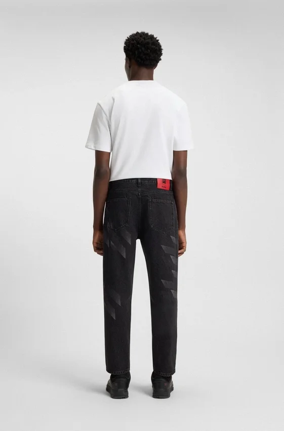 HUGO x RB-jeans i avslappnad passform med lasergraverat mönster HUGO x RB-jeans i avslappnad passform med lasergraverat mönster