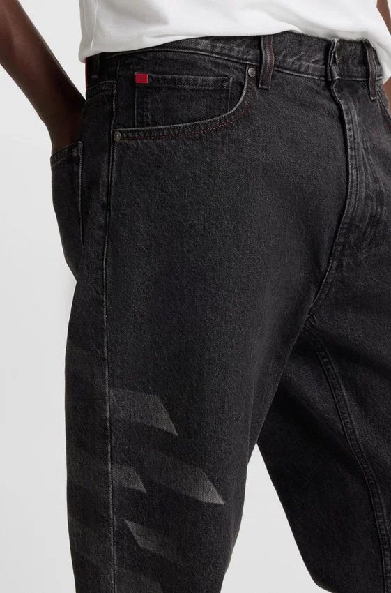 HUGO x RB-jeans i avslappnad passform med lasergraverat mönster HUGO x RB-jeans i avslappnad passform med lasergraverat mönster
