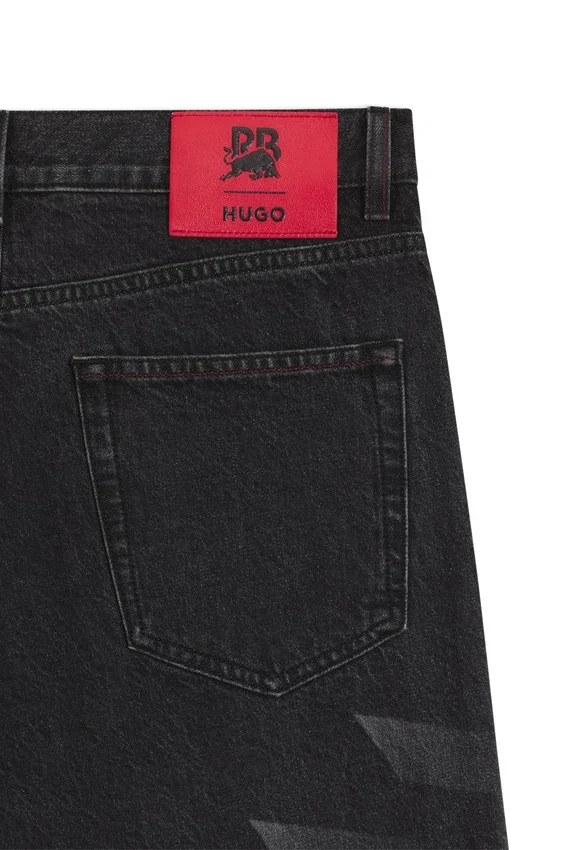 HUGO x RB-jeans i avslappnad passform med lasergraverat mönster HUGO x RB-jeans i avslappnad passform med lasergraverat mönster