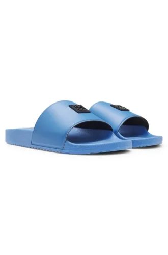 Italiensktillverkade sandaler med ovandel med staplade logotyper